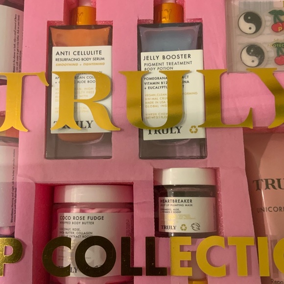 Truly VIP Collection beauty bundle with two free bags - Picture 9 of 11